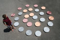 The scientists recreated 3D "stills" of water waves and had bats distinguish the flat disk in the middle from each one of the other disks in the dark. They found that the bats have an easier time doing so when the discs carry many and high waves - just as humans would if they had to solve a corresponding visual task.