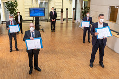 Während des Unterzeichnung der Absichtserklärung im Max-Planck-Haus am Hofgarten (von rechts nach links und vorne nach hinten): Markus Söder, Martin Stratmann, Hubert Aiwanger, Bernd Sibler; Tobias Bonhoeffer und Petra Schwille