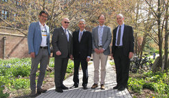 Martin Wikelski, Direktor am Max-Planck-Institut für Ornithologie, Max-Planck-Präsident Martin Stratmann, Yale-Präsident Peter Salovey sowie Walter Jetz, Co-Direktor des Zentrums, und Peter Schiffer von der Universität Yale (von links).