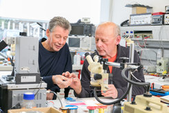 Geht’s noch kleiner? In enger Zusammenarbeit mit den Wissenschaftlern, hier Direktor Manfred Gahr, tüfteln Ingenieure wie Johann Sagunsky stetig daran, die Sender noch kompakter und leistungsstärker zu bauen.