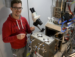Philipp Schubert studied computational physics at the University of Heidelberg. Since 2017, he has been developing artificial neural networks as part of his doctoral thesis at the Max Planck Institute of Neurobiology with the aim of largely automating connectome analysis. The data is collected at the serial block-face scanning electron microscope shown here.