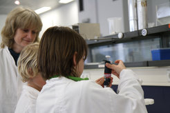 Ina Peters, die Leiterin des MaxLab, weist zwei Schüler in die Handhabung der Pipetten ein.