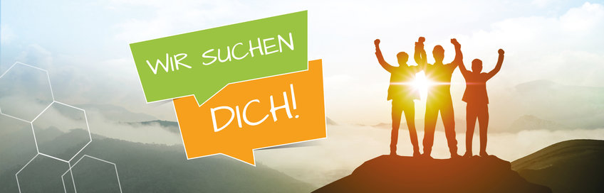 Bild mit drei Personen mit erhobenen Händen auf einem Bergrücken und Schriftzug "Wir suchen dich!"