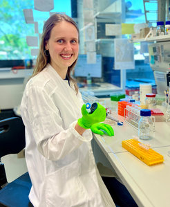 Foto einer Wissenschaftlerin mit Handschuhen und Pipette im Labor